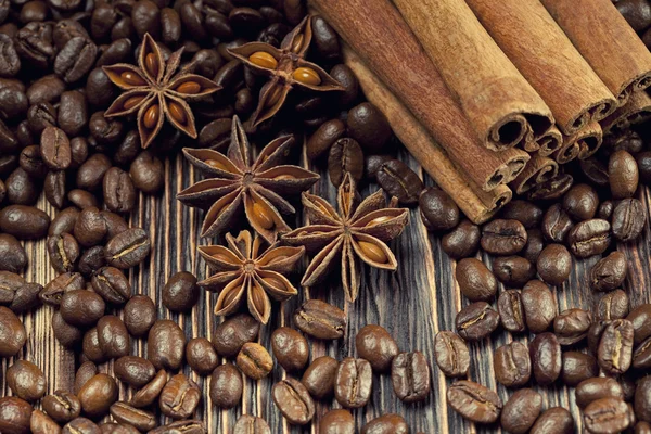 Coffee grains, anise and canella on old planks — Stock Photo, Image