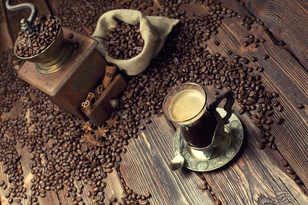 Coffee cup and beans, old coffee grinder and canvas sack — Stock Photo, Image