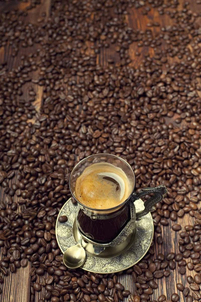 Taza de café sobre fondo de granos de café —  Fotos de Stock