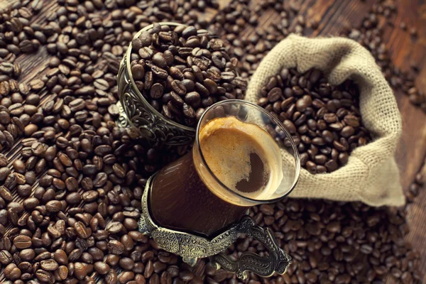 Kopp kaffe och kaffe korn — Stockfoto