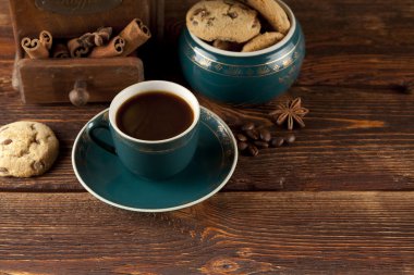 Kahve fincanı, kurabiye ve eski Kahve değirmeni