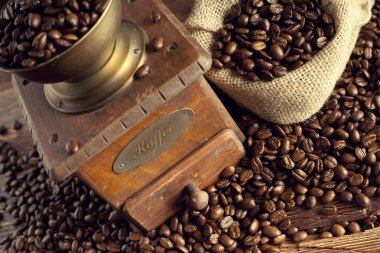 Kahve çekirdeği ve kahve öğütücüsü.