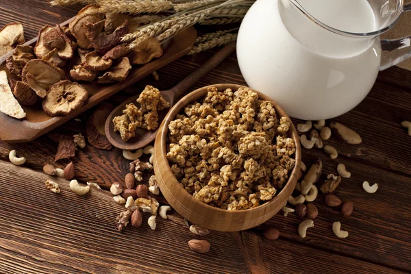 Hälsosam mat - spannmål med frukt och nötter — Stockfoto