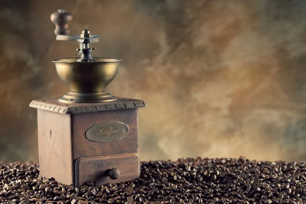 Grãos de café e moedor de café velho — Fotografia de Stock