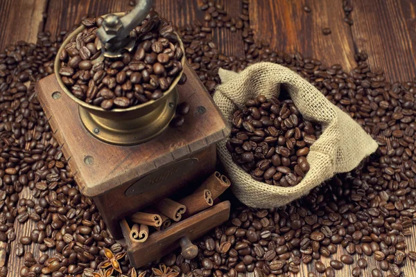Kahve çekirdekleri ve eski değirmeni — Stok fotoğraf