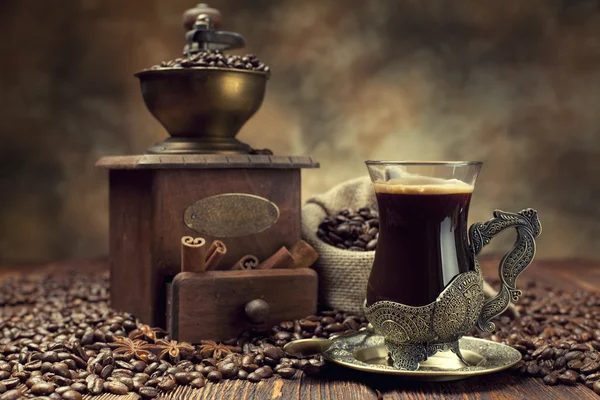 Kaffeetasse und Bohnen, alte Kaffeemühle und Leinensack — Stockfoto