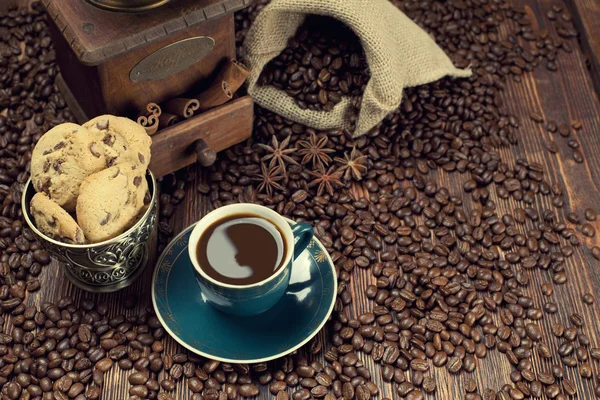 Csésze kávé és a bab, a régi grinder és a juta zsák — Stock Fotó