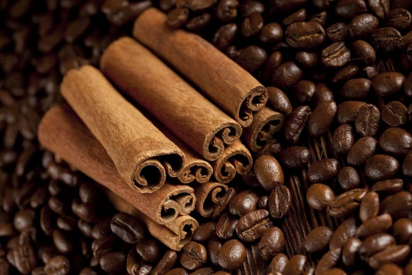 Bâtonnets de canelle et grains de café — Photo
