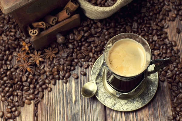 Csésze kávé és a bab, a régi kávédaráló és a vászon zsák — Stock Fotó