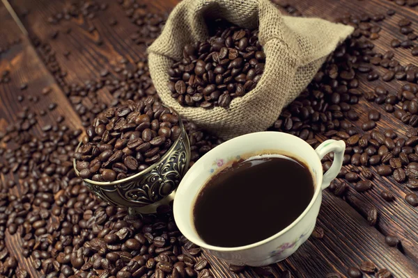 Fincan kahve ve kahve taneleri — Stok fotoğraf