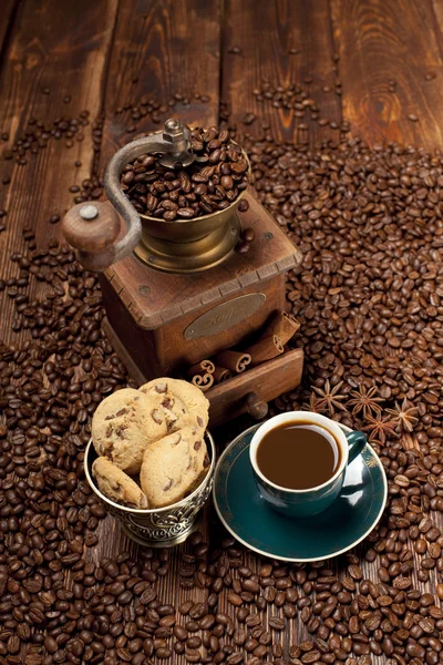 Koffiekopje en koffie korrels op oude planken — Stockfoto