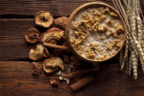 Alimentos saudáveis - cereais com frutas e nozes — Fotografia de Stock