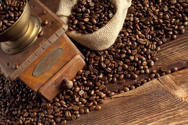 Kávová zrna a mlýnek na kávu — Stock fotografie