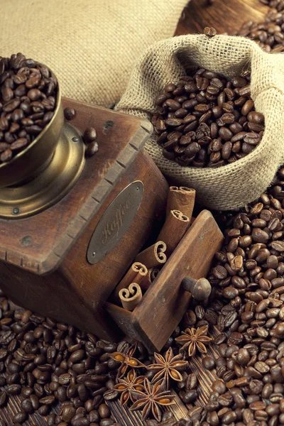 Koffiebonen en oude grinder — Stockfoto
