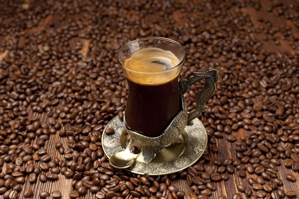 Tazza di caffè su sfondo chicchi di caffè — Foto Stock