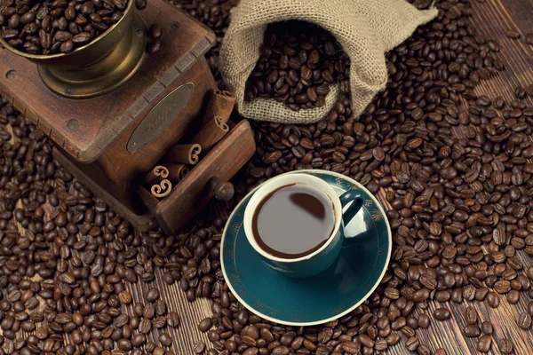 Coffee cup, beans and old grinder — Stock Photo, Image