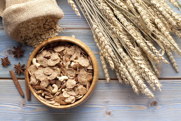 Alimentos saudáveis - cereais com frutas e nozes — Fotografia de Stock