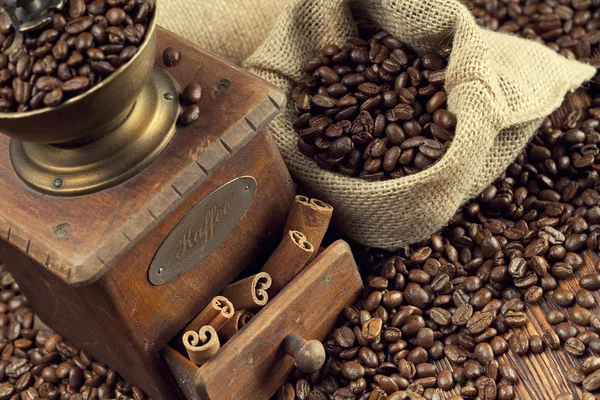 Oude koffiemolen en koffie bonen — Stockfoto