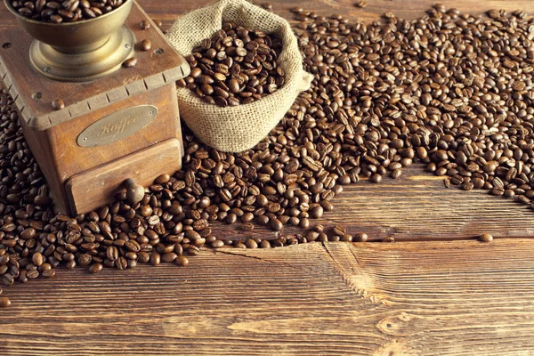 Кофейные зерна и кофемолка — стоковое фото