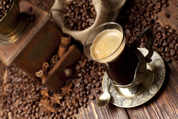 Filiżankę kawy i ziarna kawy — Zdjęcie stockowe