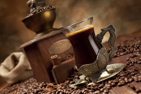 Kahve fincanı ve fasulye, eski Kahve değirmeni ve tuval çuval — Stok fotoğraf