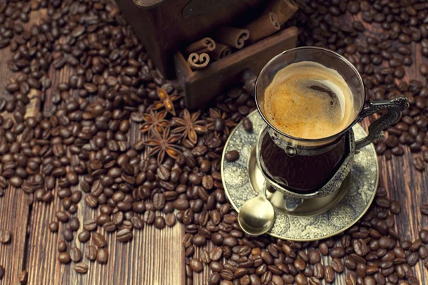 Tasse à café et haricots, vieux moulin à café — Photo