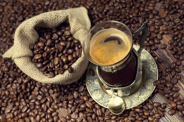 Kopje koffie en koffie korrels — Stockfoto