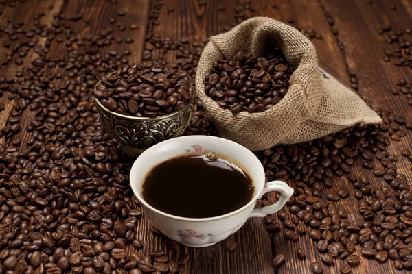 Tasse Kaffee und Kaffeekörner — Stockfoto