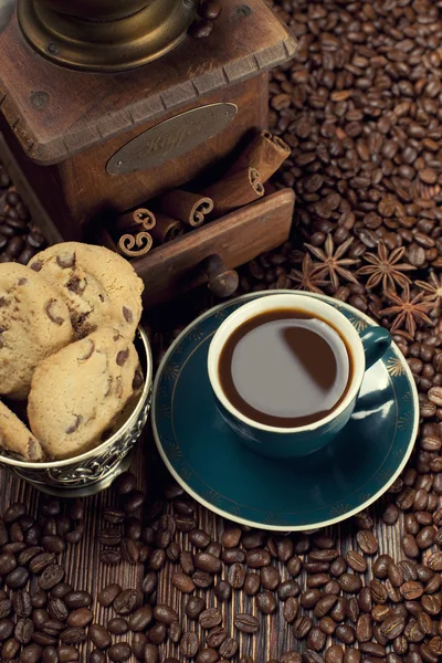 Taza de café y granos de café en tablones viejos — Foto de Stock