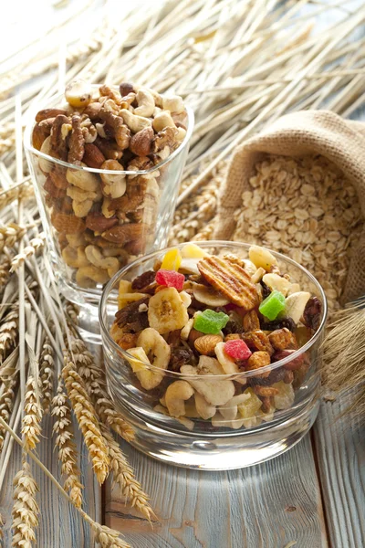 Müsli med frukt och nötter och havre — Stockfoto