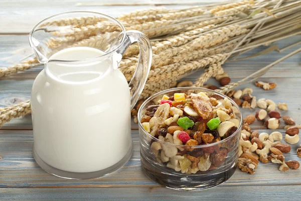 Café da manhã saudável - granola com frutas, nozes e aveia — Fotografia de Stock