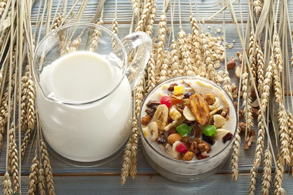 Café da manhã saudável - granola com frutas e nozes — Fotografia de Stock