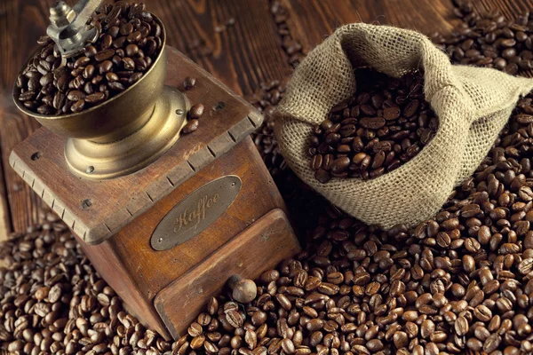 Kaffebönor och kaffekvarn — Stockfoto