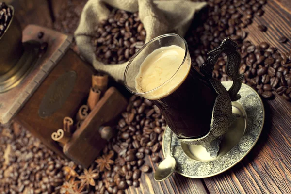 Fincan kahve ve kahve taneleri — Stok fotoğraf