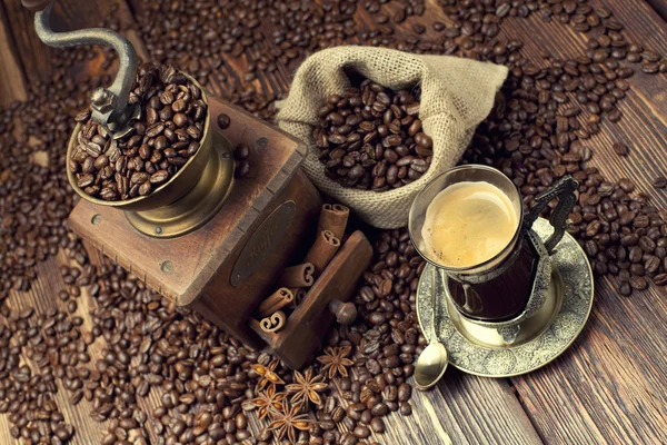 Coffee cup and beans, old coffee grinder and canvas sack — Stock Photo, Image