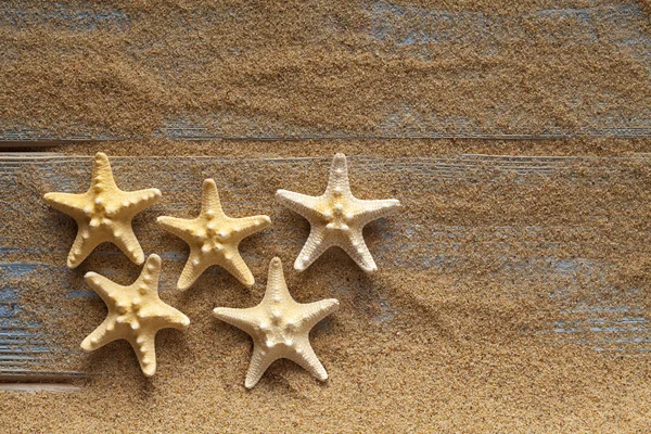 Морские звезды на песке и досках — стоковое фото
