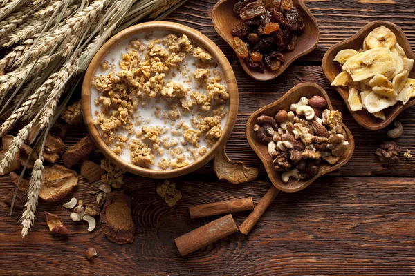 Alimento saludable - cereales con frutas y frutos secos — Foto de Stock