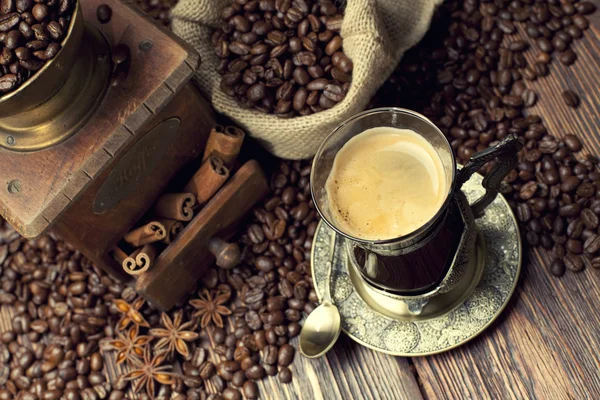 Coffee cup and beans, old coffee grinder and canvas sack — Stock Photo, Image