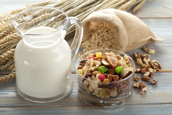 Café da manhã saudável - granola com frutas, aveia e leite — Fotografia de Stock