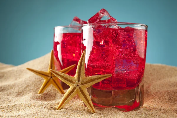 Koude dranken op het strand — Stockfoto