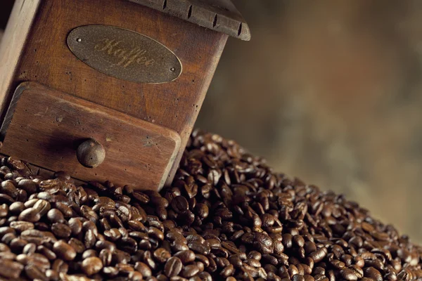 Coffee grains and old coffee grinder — Stock Photo, Image