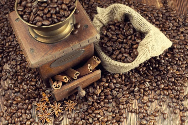 Koffiebonen en oude grinder — Stockfoto