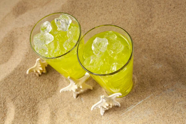 Вкусный лимонад на пляже — стоковое фото