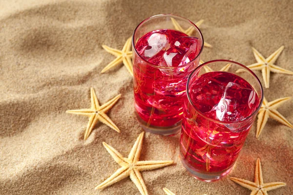 Bebidas frias na praia — Fotografia de Stock