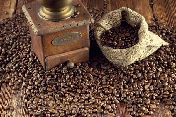 Grains de café et moulin à café — Photo