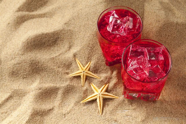 Холодные напитки на пляже — стоковое фото