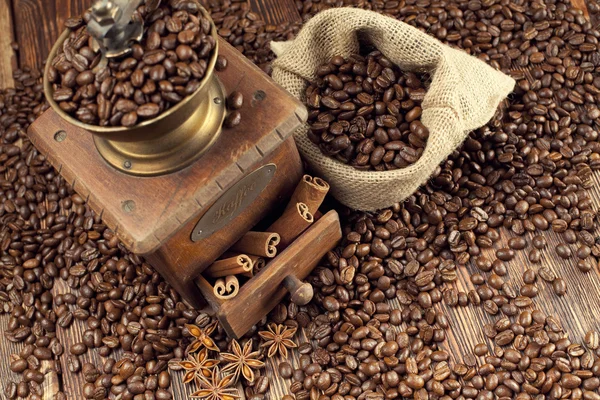 Oude koffiemolen en koffie bonen — Stockfoto