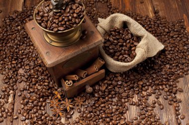 kahve çekirdekleri ve eski değirmeni