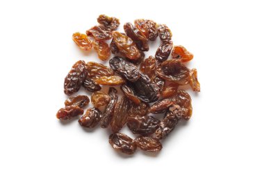 Kuru üzümler beyaz arkaplanda izole