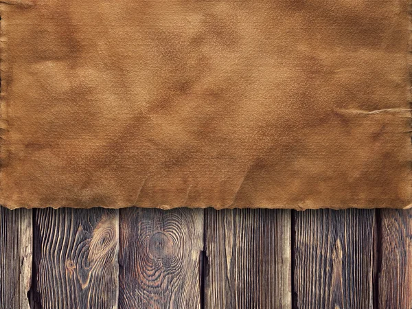 Старий створений паперовий лист на дерев'яному фоні стіни — стокове фото